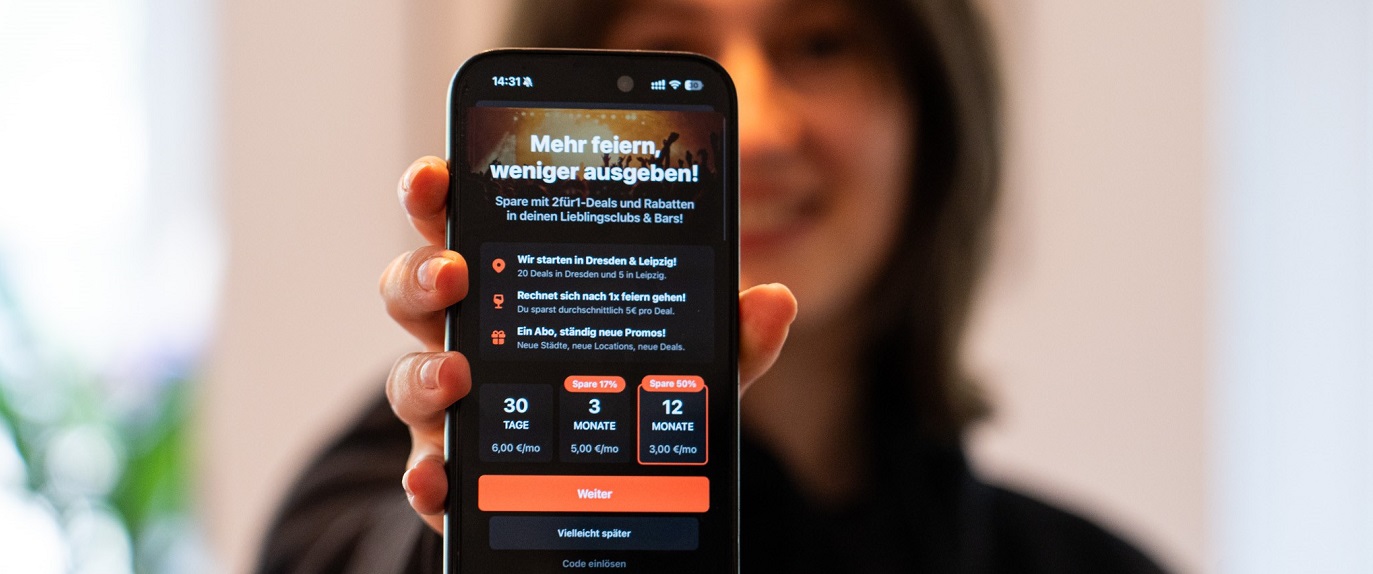 Bild zeigt ein Handy, bei dem die Startseite vom Anbieter Qrushr geöffnet ist