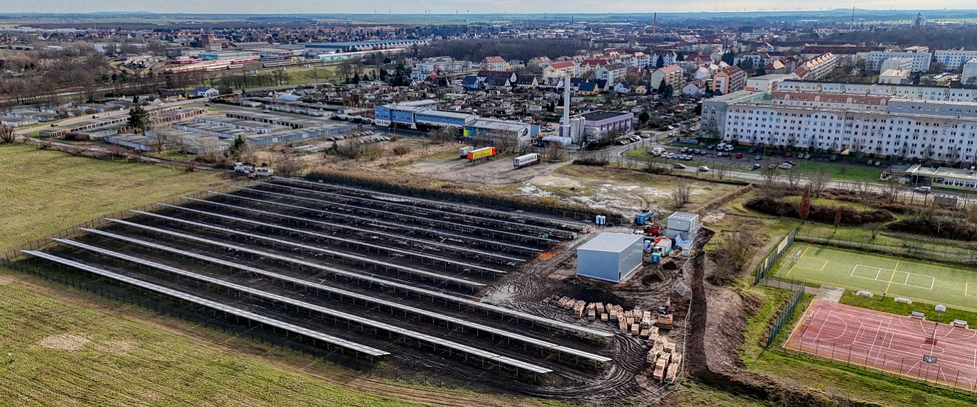 Bild zeigt eine große Fläche der Stadt Delitzsch mit Solarpanelen.