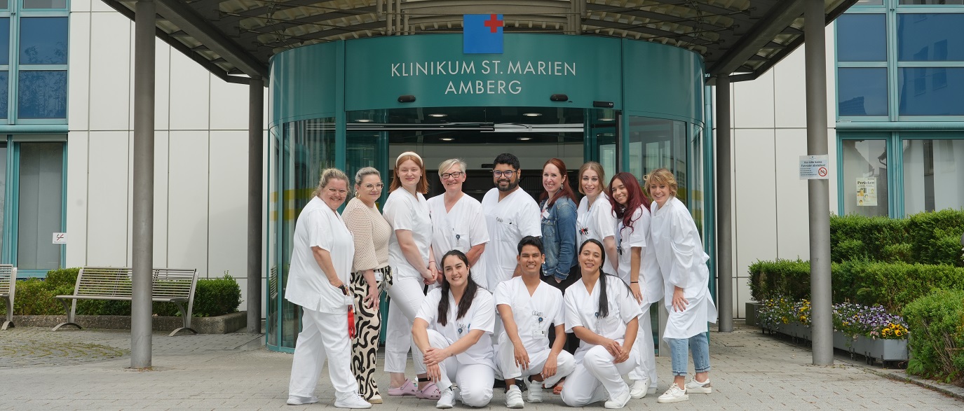 Eingang des Klinimum St. Marien in Amberg, davor  stehen die qualifizierten Fachkräfte aus dem Ausland