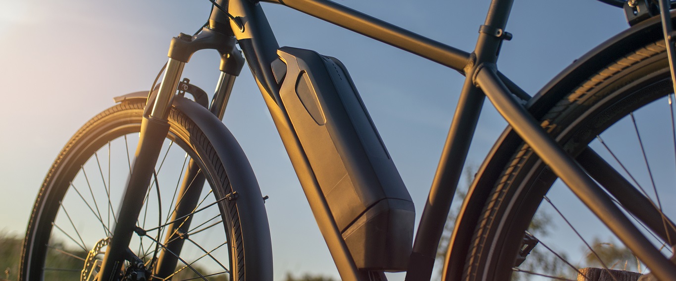 Ausschnitt eines E-Bikes mit Fokus auf den am Rahmen angebrachten Akku