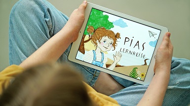 Symbolbild des Unternehmens PiAS Lerrnreise: Ein Kind sitzt im Schneidersitz auf dem Boden und hält ein Tablet auf dem Schoß. Auf diesem ist die digitale Lernanwendung PiAS Lernerise zu sehen