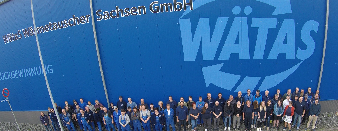 Gruppenfoto der Mitarbeitenden vor dem Gebäude der Firma WätaS Wärmetauscher Sachsen