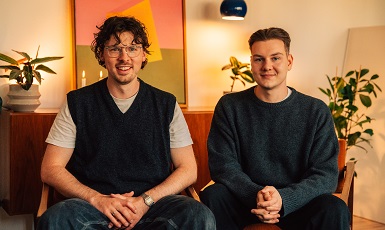 Geschäftsführer Florian Rütz und Jacob Kraus  sitzen nebeneinander auf einer Couch