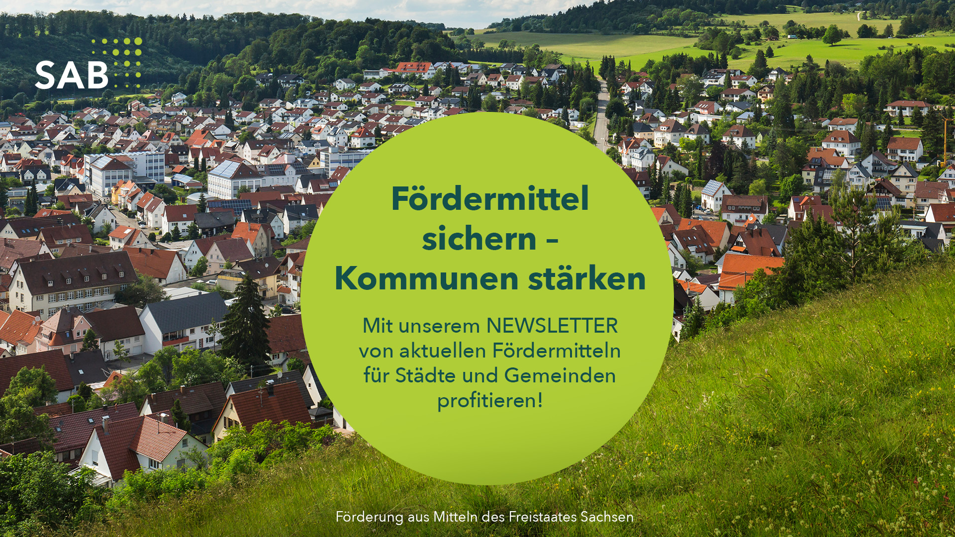 Informationsgrafik mit dem Titel „Fördermittel sichern – Kommunen stärken“ auf einem grünen Kreis. Darunter der Text: „Mit unserem Newsletter von aktuellen Fördermitteln für Städte und Gemeinden profitieren!“ Im Hintergrund eine Vogelperspektive auf ein Dorf.