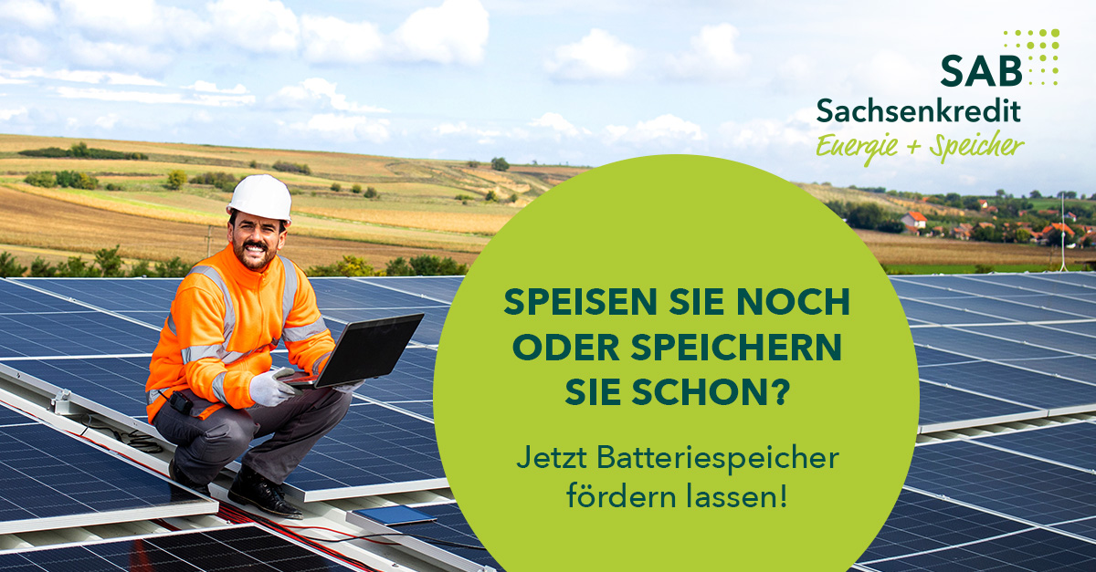 Ein Mann steht auf einem Solarmodul und lächelt in die Kamera. Auf dem Bild steht geschrieben Speisen Sie noch oder speichern Sie schon? Jetzt Batteriespeicher fördern lassen!