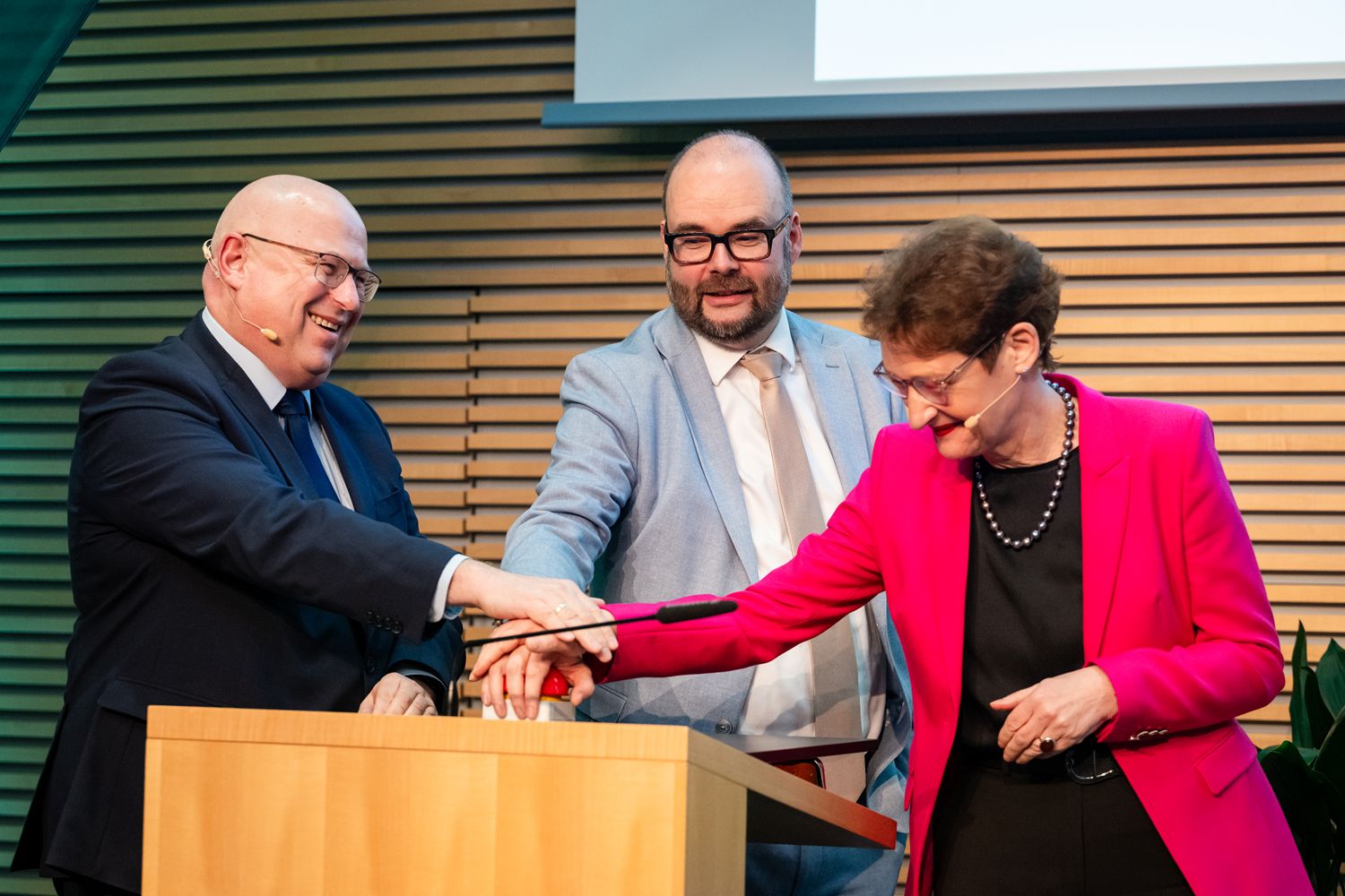 Feierliche Eröffnung des Festjahrs „30+ Jahre SAB“ am 22. Januar 2026 durch Sachsens Finanzminister Christian Piwarz und die SAB-Vorstände Dr. Katrin Leonhardt (re.) und Ronald Kothe (li.), die gemeinsam den Buzzer drückten.