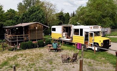 Umgebauter Schulbus an seiner Homebase
