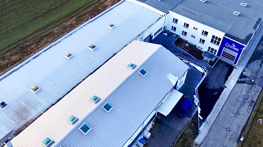 Produktionshalle aus der Luft fotografiert