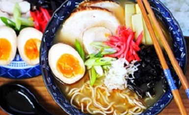 Japanische Ramensuppe in einer Schüssel