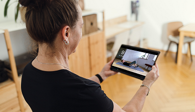 Frau schaut auf Tablet