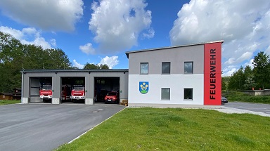 Feuerwehrgerätehaus mit drei Feuerwehrautos